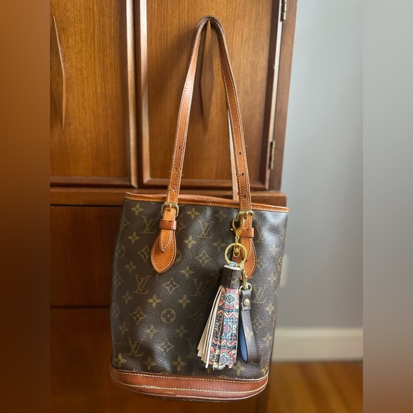 NOT FOR SALE - Louis Vuitton Monogram Bucket
Bag PM with pouch & LV key chain. - Picture 3 of 16